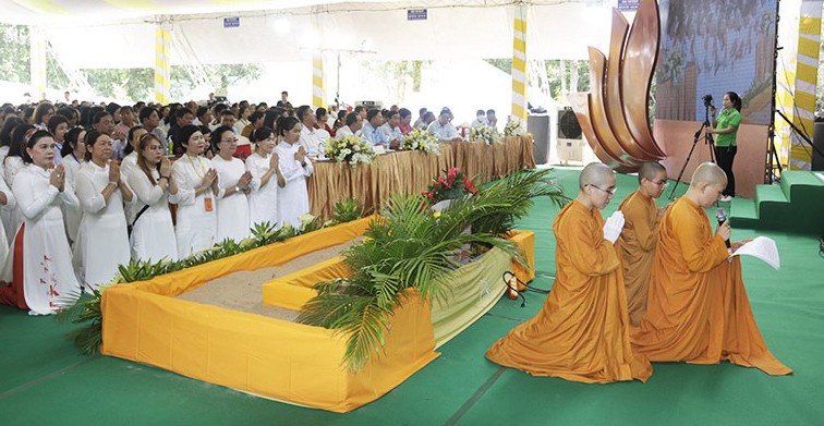 Ni sư Thích nữ Hoằng Liên, trụ trì thiền viện Pháp Sơn dâng lời tác bạch Ni sư Thích nữ Hoằng Liên, trụ trì thiền viện Pháp Sơn dâng lời tác bạch