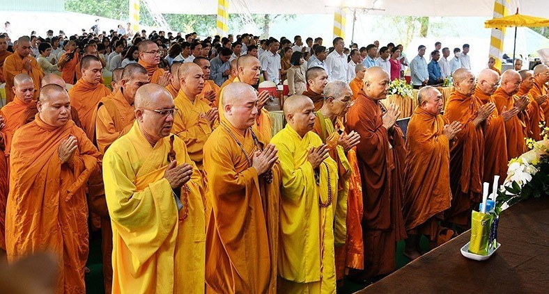 Sau khóa lễ hành chánh là nghi thức đặt đá xây dựng thiền viện Pháp Sơn Sau khóa lễ hành chánh là nghi thức đặt đá xây dựng thiền viện Pháp Sơn