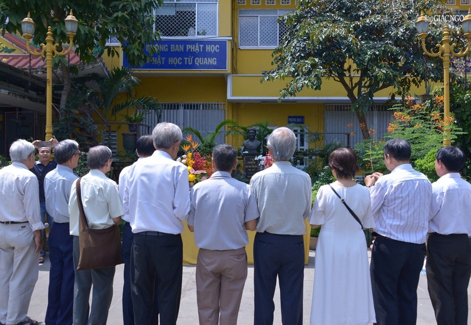 Các vị cư sĩ tưởng niệm cư sĩ Chánh Trí trước tượng bán thân được tôn trí trong khuôn viên sân chùa Xá Lợi nhân 50 năm ngày mất của ông Các vị cư sĩ tưởng niệm cư sĩ Chánh Trí trước tượng bán thân được tôn trí trong khuôn viên sân chùa Xá Lợi nhân 50 năm ngày mất của ông