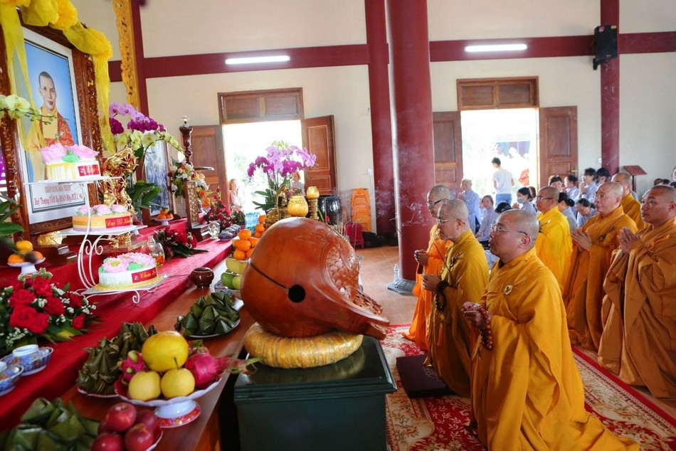 Thắp hương tưởng niệm Hòa thượng Thích Tâm Hoàn Thắp hương tưởng niệm Hòa thượng Thích Tâm Hoàn