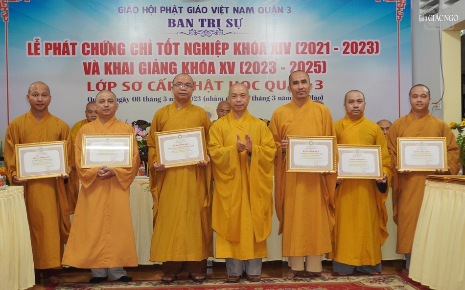 Thượng tọa Thích Quang Thạnh trao bằng công đức