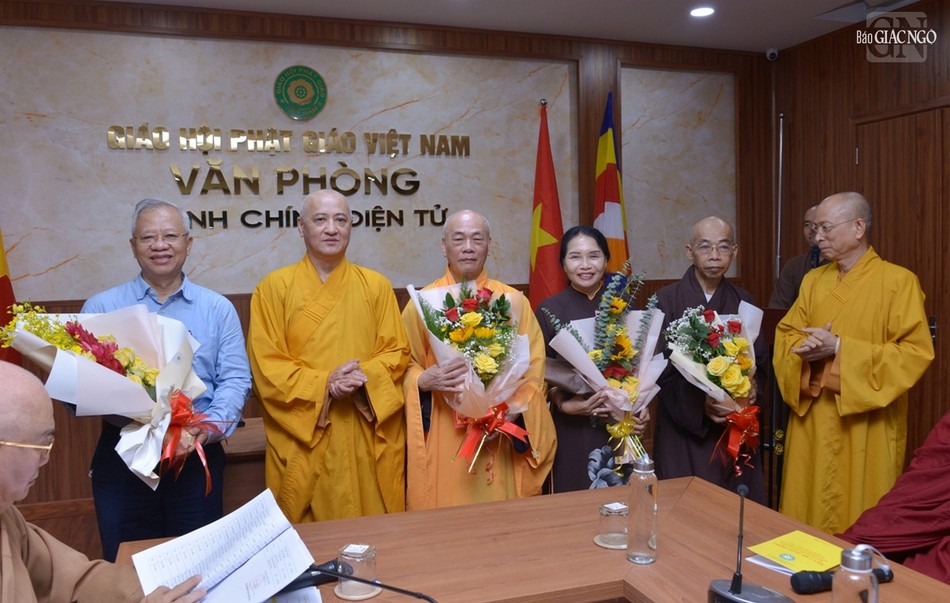 Trao quyết định đến Phân ban hỗ trợ, tư vấn pháp lý Trao quyết định đến Phân ban hỗ trợ, tư vấn pháp lý