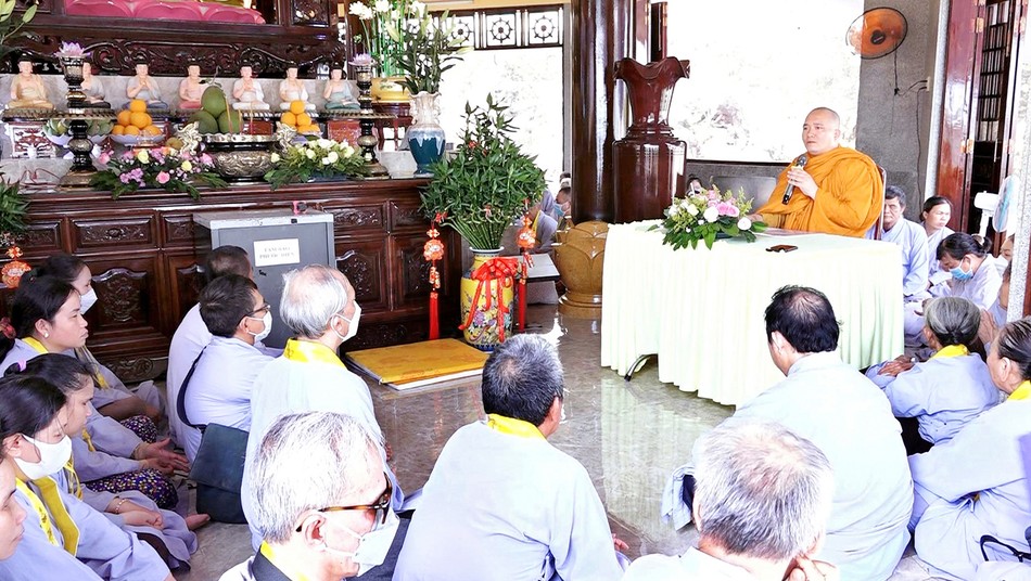 Đại đức Thích Minh Nghi thuyết giảng trong khóa tu ngày an lạc Đại đức Thích Minh Nghi thuyết giảng trong khóa tu ngày an lạc