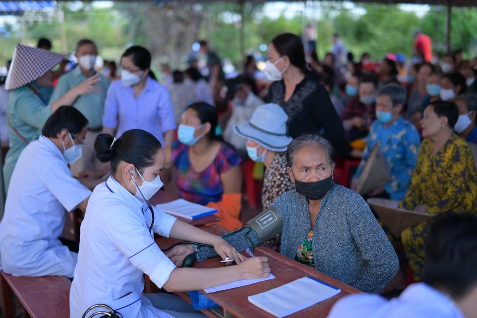 Khám bệnh và phát thuốc miễn phí đến người dân Khám bệnh và phát thuốc miễn phí đến người dân