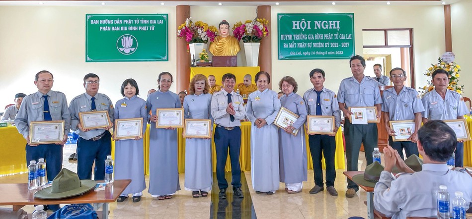 Trao chứng chỉ Vạn Hạnh đến các huynh trưởng Trao chứng chỉ Vạn Hạnh đến các huynh trưởng