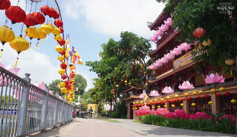 Lồng đèn và cờ Phật giáo được thiết trí bên bờ kênh Nhiêu Lộc