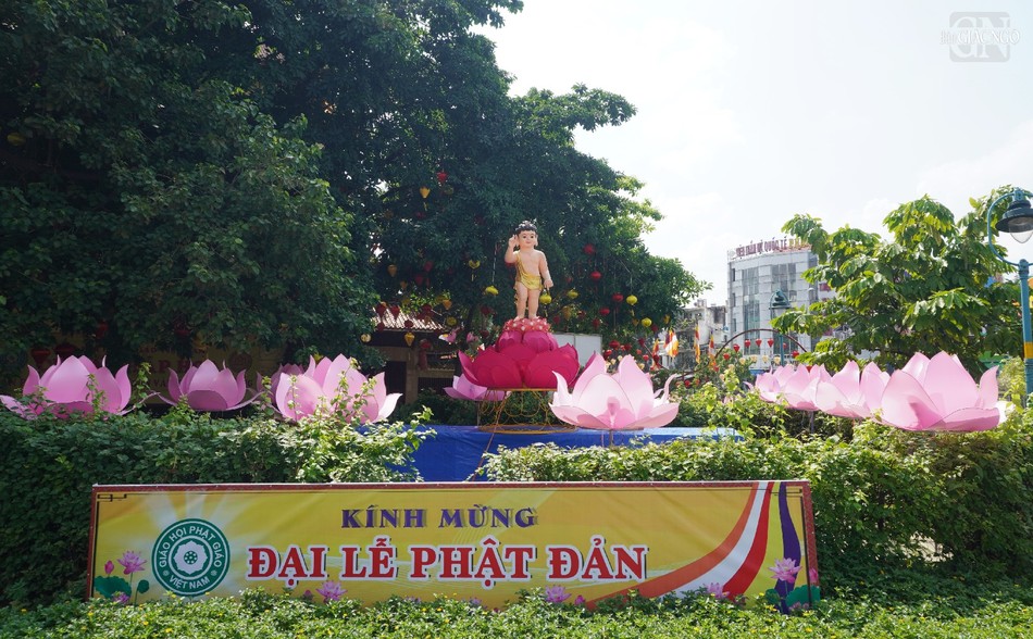 Tôn tượng Đức Phật đản sanh được thiết trí trước góc đường Lê Văn Sỹ và Trường Sa