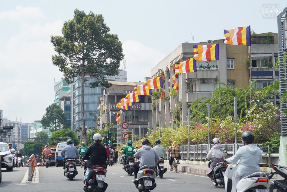 Cờ Phật giáo được thiết trí trên cầu Lê Văn Sỹ (Q.3, TP.HCM)