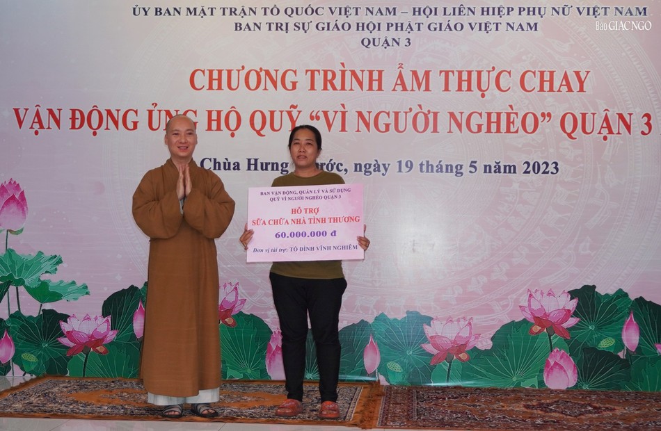 Thượng tọa Thích Nguyên Các, Phó trụ trì chùa Vĩnh Nghiêm trao ủng hộ sửa chữa một căn nhà tình thương Thượng tọa Thích Nguyên Các, Phó trụ trì chùa Vĩnh Nghiêm trao ủng hộ sửa chữa một căn nhà tình thương