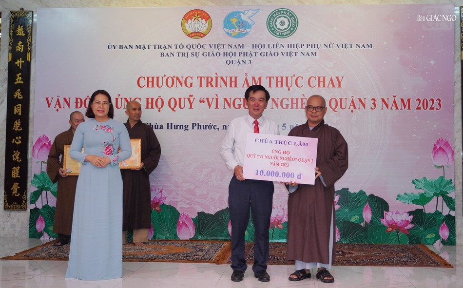 Đại đức Thích Thiện Châu, Phó Thường trực Ban Trị sự GHPGVN Q.3, trụ trì chùa Trúc Lâm ủng hộ 10 triệu đồng Đại đức Thích Thiện Châu, Phó Thường trực Ban Trị sự GHPGVN Q.3, trụ trì chùa Trúc Lâm ủng hộ 10 triệu đồng