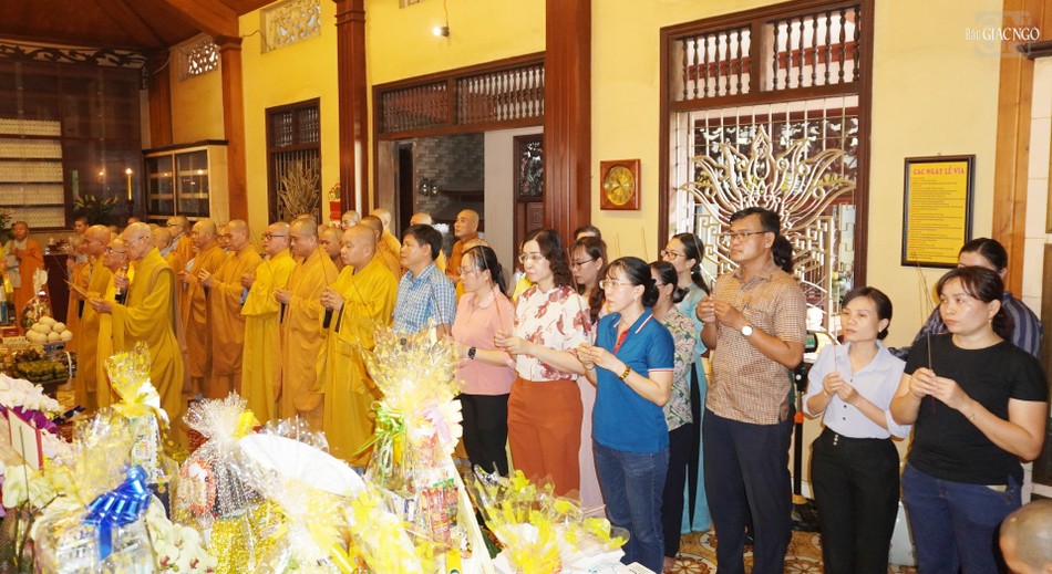 Đại diện chính quyền thành phố và quận 12 tưởng niệm Ni trưởng Thích nữ Như Hoa