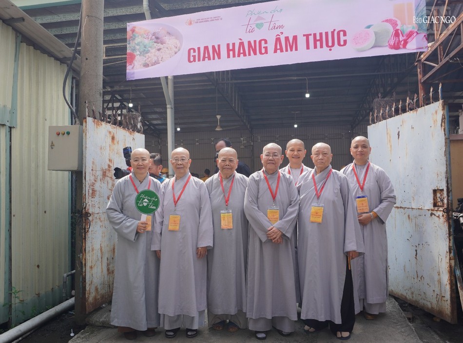 Tham quan gian hàng ẩm thực