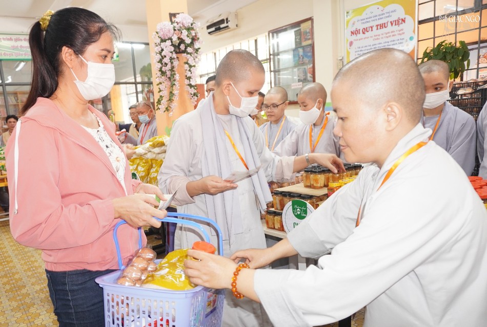 Chư Ni hỗ trợ mua hàng 0 đồng