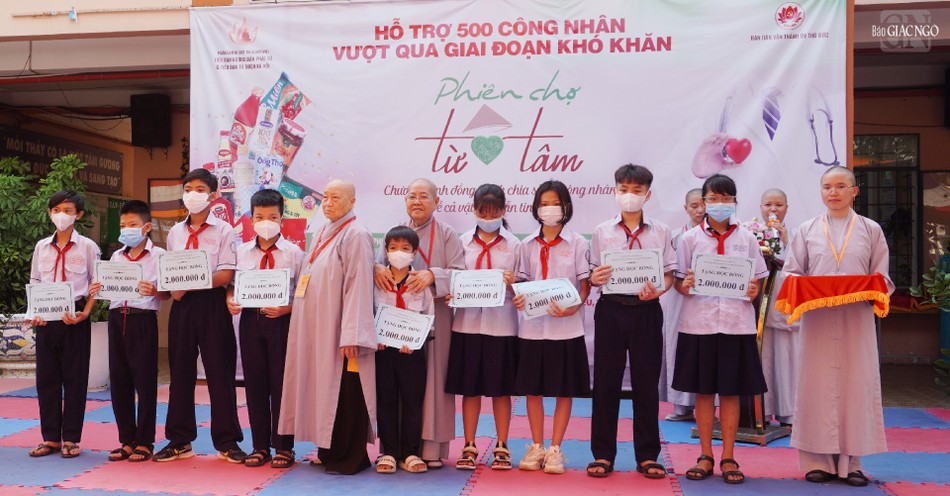 Ni trưởng Thích nữ Như Như, Phó Thường trực Phân ban Ni giới T.Ư; Ni trưởng Thích nữ Từ Nhẫn, Phó Phân ban Ni giới T.Ư, Trưởng Phân ban Ni giới TP.HCM trao các suất học bổng đến học sinh