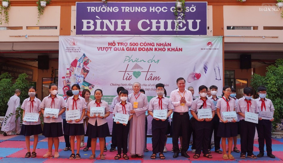 Ni sư Thích nữ Huệ Tuyến, Trưởng Tiểu ban Từ thiện xã hội thuộc Phân ban Ni giới T.Ư, đồng Trưởng ban Tổ chức và ông Lý Hoàng Nam, Phó Trưởng ban Dân vận Thành ủy TP.Thủ Đức trao các suất học bổng đến học sinh