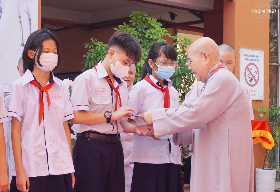 Ni trưởng Thích nữ Từ Nhẫn, Trưởng Phân ban Ni giới TP.HCM trao các suất học bổng đến học sinh