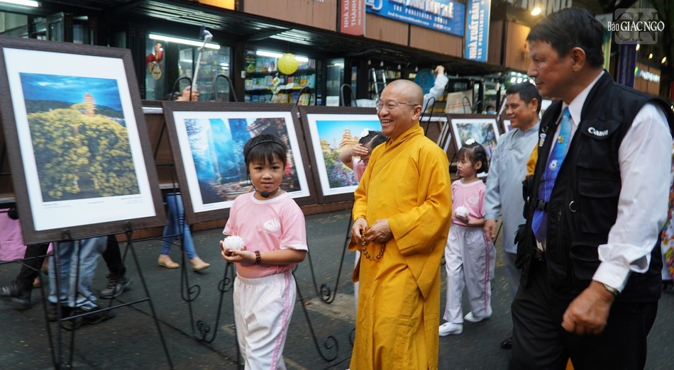 Thưởng lãm các tác phẩm