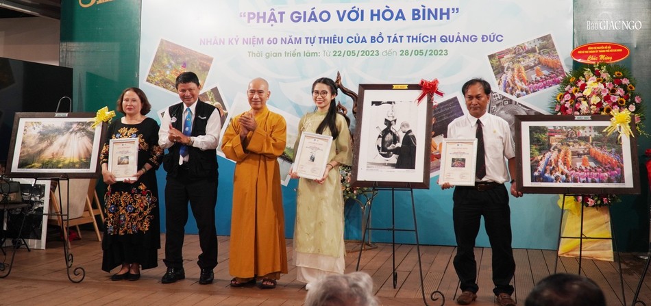 Ông Đoàn Hoài Trung và Hòa thượng Thích Tâm Đức trao giải đến các tác giả có tác phẩm đoạt giải nhất và nhì