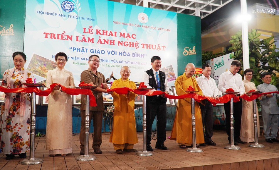 Lễ cắt băng khai mạc triển lãm ảnh nghệ thuật &quot;Phật giáo với hòa bình&quot;