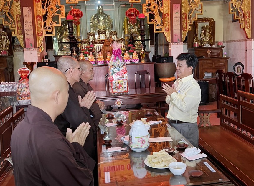 Ông Nguyễn Văn Lượng, Phó Trưởng ban Tôn giáo TP.HCM chúc mừng Phật đản đến Tăng Ni Phật giáo H.Củ Chi Ông Nguyễn Văn Lượng, Phó Trưởng ban Tôn giáo TP.HCM chúc mừng Phật đản đến Tăng Ni Phật giáo H.Củ Chi