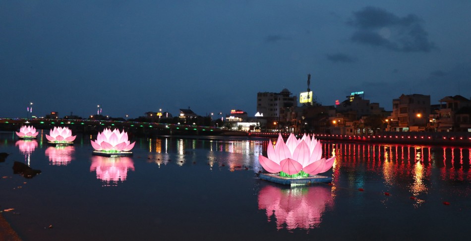 7 đóa sen hồng sẽ được thắp sáng tối mùng 8-4-Quý Mão kính mừng Phật đản Phật lịch 2567