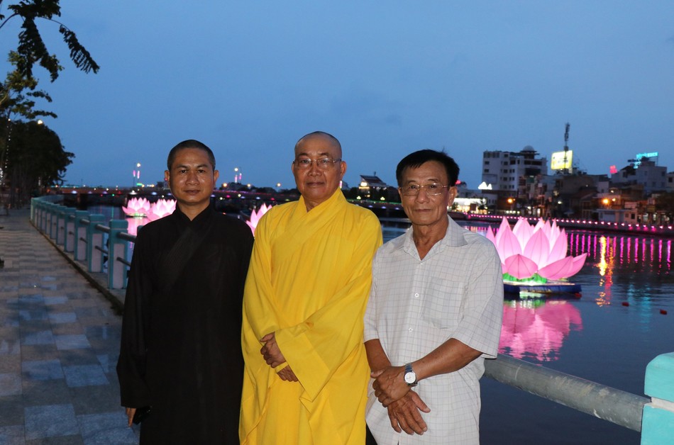 Hòa thượng Thích Minh Nhật cùng các thành viên kiểm tra kỹ thuật thắp sáng