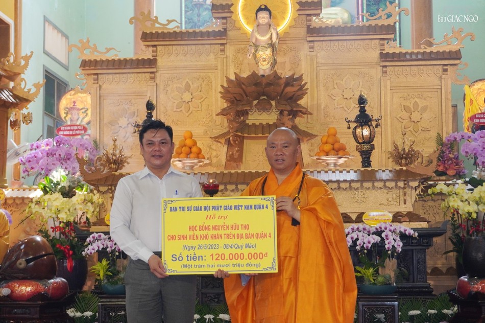 Phật giáo quận 4 trao 120 triệu đồng ủng hộ sinh viên khó khăn