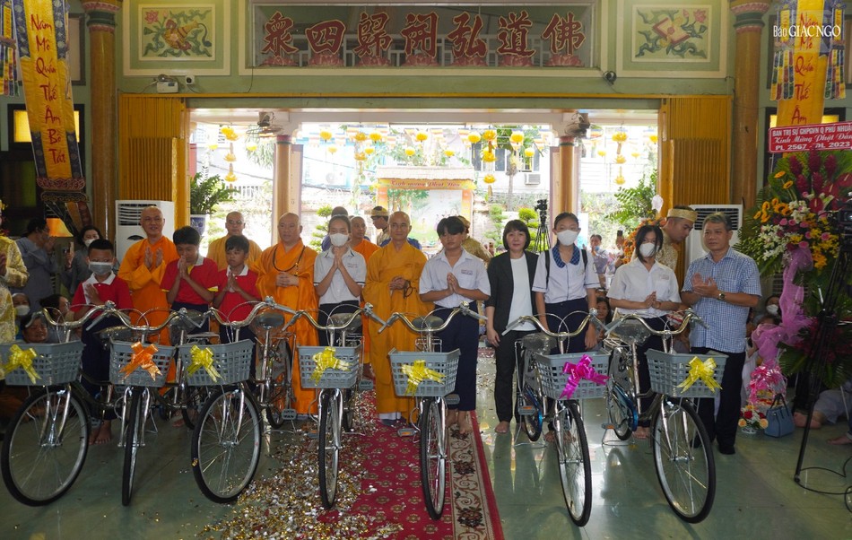 Tặng 25 xe đạp đến học sinh