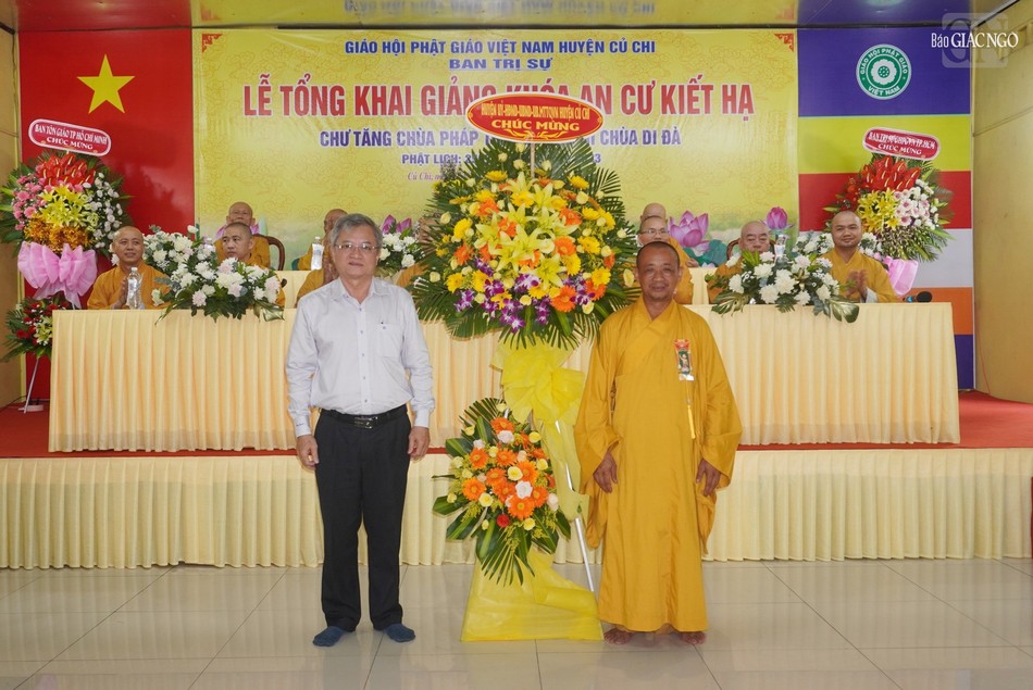 Ông Dương Văn Duyên trao lẵng hoa chúc mừng của chính quyền H.Củ Chi Ông Dương Văn Duyên trao lẵng hoa chúc mừng của chính quyền H.Củ Chi
