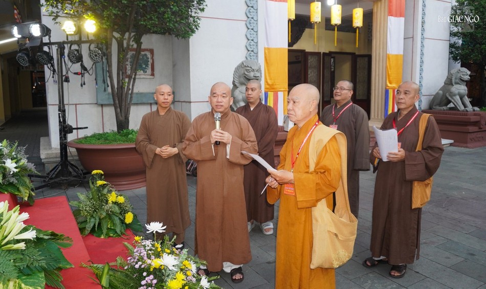 Hòa thượng Thích Nhựt Hỷ cùng thành viên chấm điểm lễ đài Phật giáo Q.10 tại tổ đình Ấn Quang