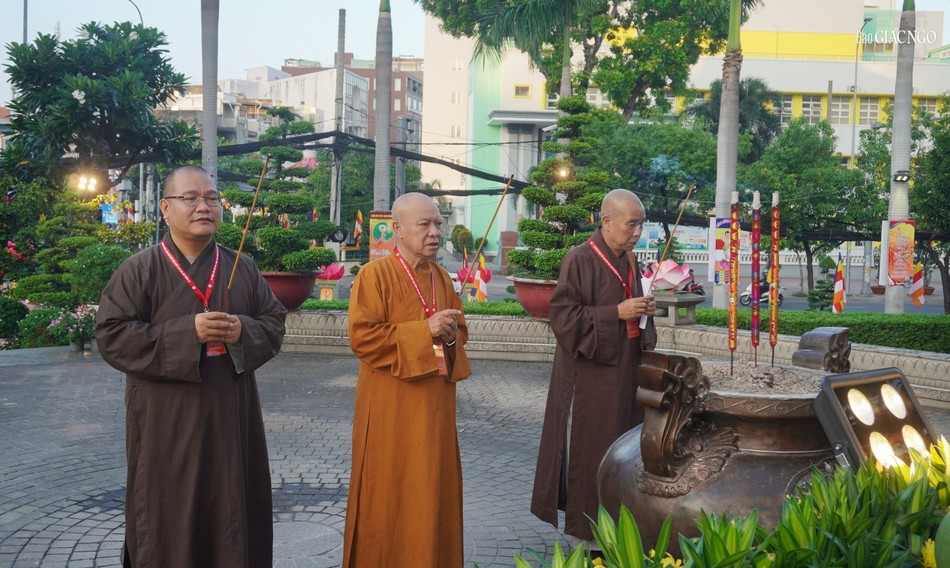 Đoàn dâng hương tại tượng đài Bồ-tát Thích Quảng Đức