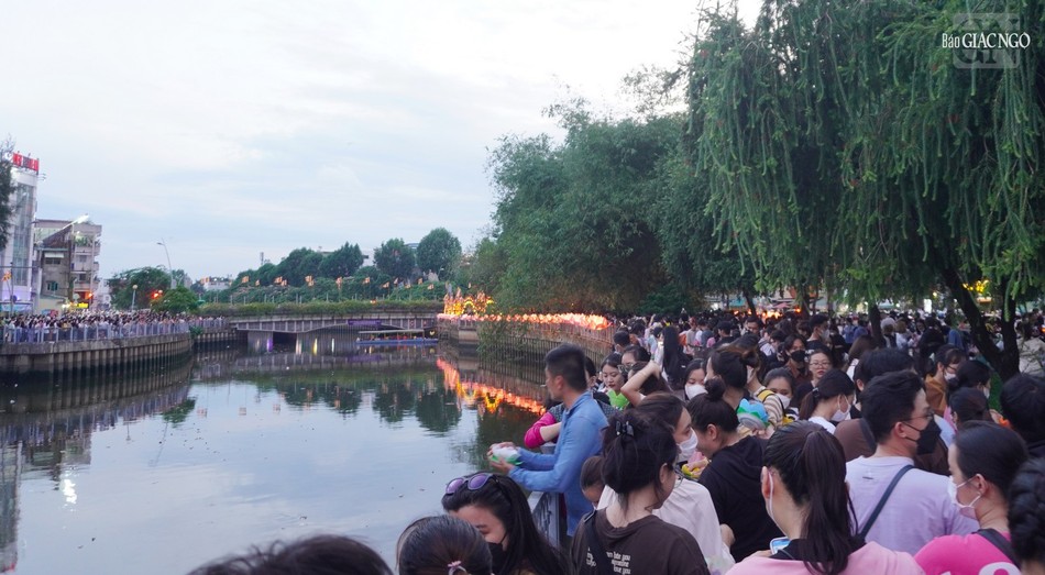 Lễ chưa bắt đầu nhưng hai bên bờ kênh đã đông kín người