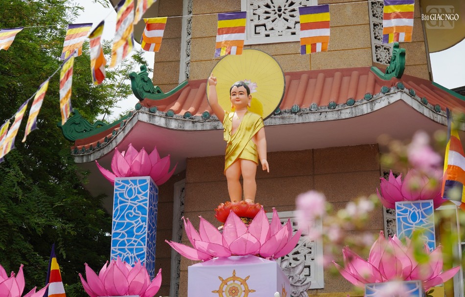 Lễ đài được thiết trí phía trước tháp chùa Xá Lợi