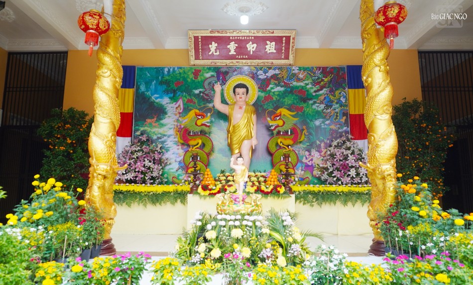 Tôn tượng Phật đản sanh