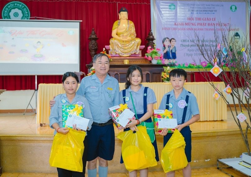 Trao phần thưởng đến các em ngành Oanh