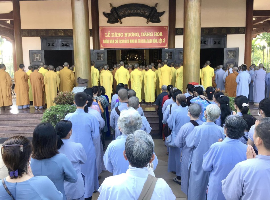 Phật tử tháp tùng cùng chư tôn đức tưởng niệm Phật tử tháp tùng cùng chư tôn đức tưởng niệm