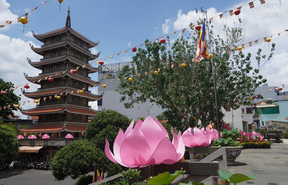 Hoa sen được chùa Vĩnh Nghiêm thiết trí