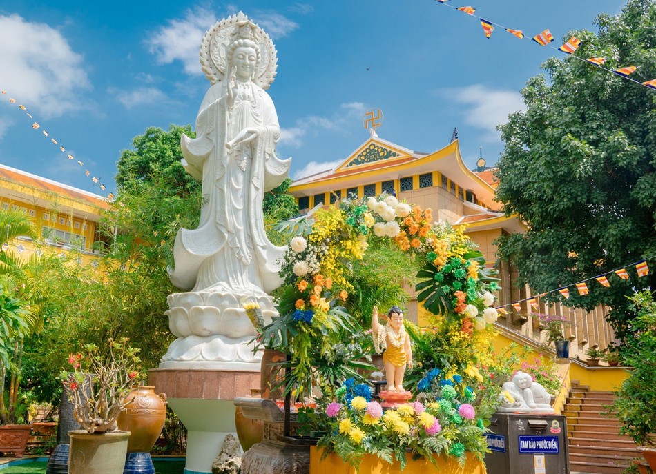 Tôn trí kim thân Phật sơ sanh ngoài trời tại chùa Xá Lợi