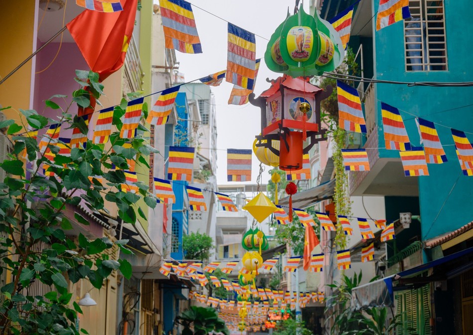 Trang hoàng cờ hoa, đèn lồng dẫn vào chùa Trúc Lâm