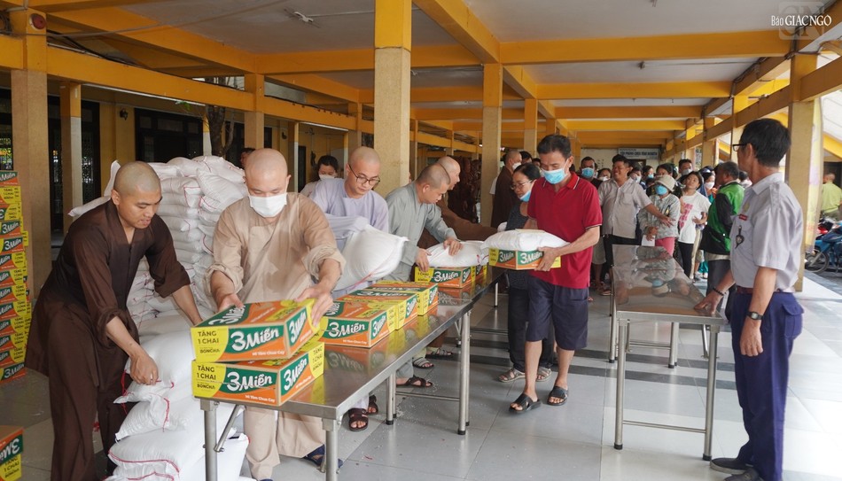 500 phần quà được tặng đến bà con khó khăn tại chùa Vĩnh Nghiêm