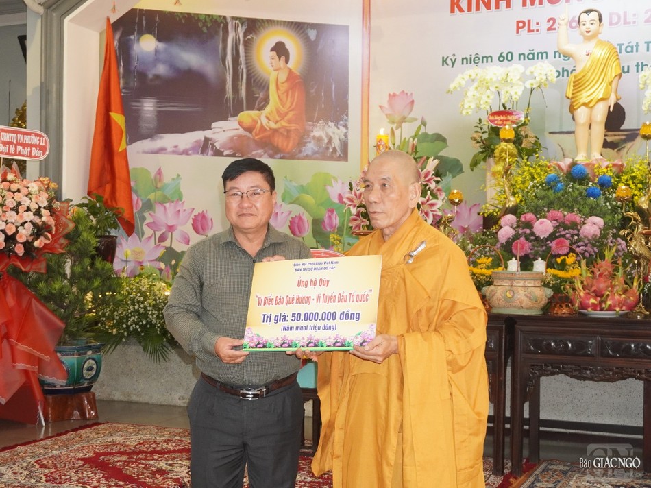 Thượng tọa Thích Giác Trí trao tặng ủng hộ Quỹ &quot;Vì Biển đảo quê hương - Vì tuyến đầu Tổ quốc&quot;
