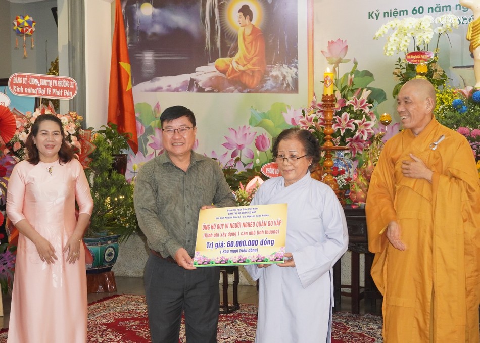 Một gia đình Phật tử ủng hộ xây dựng một căn nhà tình thương