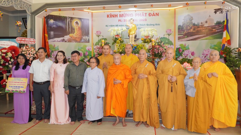 Các chùa và Phật tử trao ủng hộ xây dựng 6 căn nhà tình thương, mỗi căn 60 triệu đồng đến Quỹ &quot;Vì người nghèo&quot; của quận