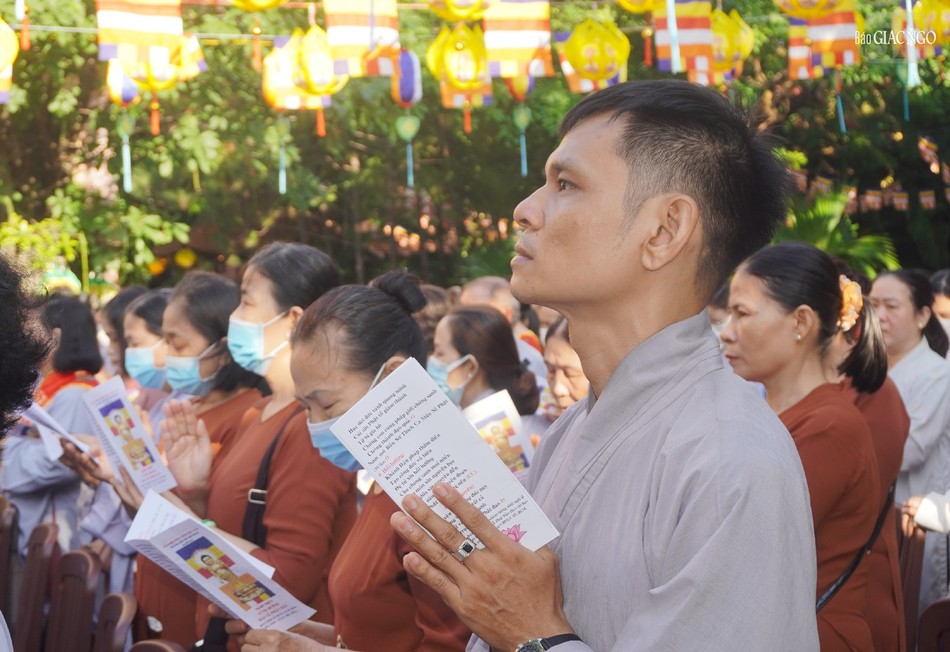 Phật tử trên địa bàn quận 12 về tham dự lễ