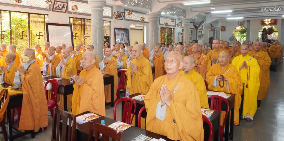 Chư tôn đức tụng kinh Khánh đản