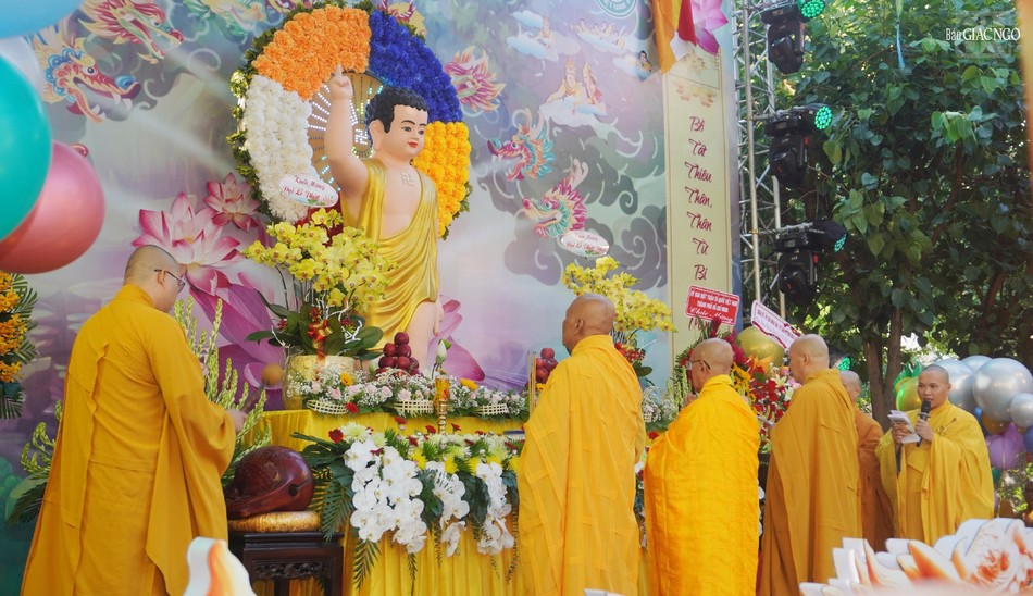 Thực hiện nghi thức cúng dường Phật đản