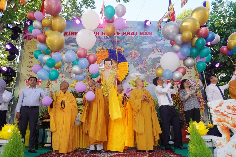 Thả bong bóng cầu nguyện hòa bình