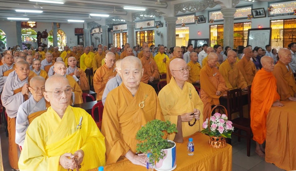 Chư tôn đức lắng nghe Thông điệp Đại lễ Phật đản Phật lịch 2567 của Đức Pháp chủ GHPGVN