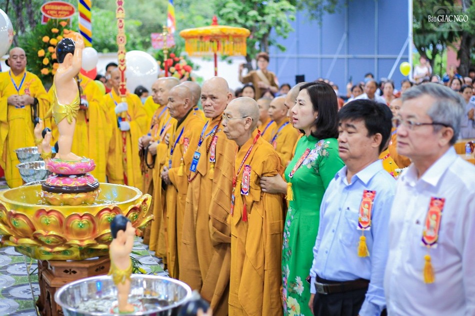 Nghi thức niệm Phật cầu gia hộ, chào Quốc kỳ, Đạo kỳ