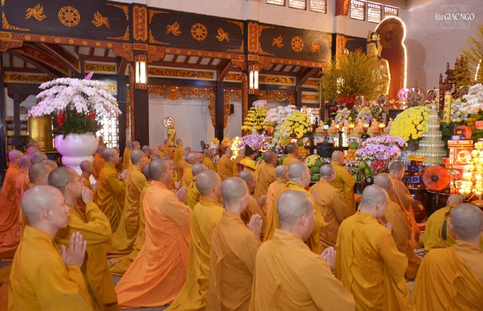 Khóa lễ kiết giới an cư tại chánh điện chùa Vĩnh Nghiêm